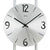Detailansicht der Wanduhr: weißes Zifferblatt mit schwarzen Ziffern und AMS-Logo