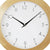 Wanduhr-Zifferblatt im Detail: Holzrand, weißes Zifferblatt und schwarze Zeiger