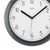 Detail der Funk-Wanduhr: weißes Ziffernblatt, schwarze Zeiger, dunkles Kunststoffgehäuse