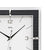 Nahaufnahme Funk-Wanduhr: Zeiger und Ziffern im schwarzen Carbonrahmen