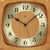 Nahaufnahme Funk-Wanduhr: Holzrahmen, Ziffernblatt mit AMS-Logo und Zeigern