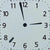 Silberne Funk-Wanduhr: Nahaufnahme des analogen Zifferblatts mit schwarzen Zeigern