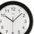 Detailansicht der schwarzen Funk-Wanduhr: Zifferblatt, Zeiger und Ziffern