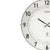 Nahaufnahme Funk-Wanduhr: weißes Ziffernblatt, schwarze Ziffern und Metallring