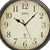 Nahaufnahme: AMS Wanduhr mit beigem Zifferblatt, schwarzen Zeigern und Funk-Logo