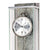 Wanduhr-Detail mit großem Zifferblatt, Metallglocke oben und grauem Steinpanel