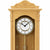 Wanduhr-Zifferblatt im hellen Holzrahmen mit schwarzen Zeigern und runder Skala