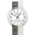 Pendelwanduhr-Zifferblatt im Close-up, weiße Fläche, schwarze Zeiger, AMS