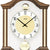 Wanduhr im Detail: goldenes Pendel und rundes Ziffernblatt im Holzgehäuse