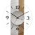 Nahansicht der Wanduhr: weißes Ziffernblatt, schwarze Zahlen und Zeiger, Holzrahmen