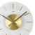 Nahansicht der Wanduhr: weißes Ziffernblatt mit goldenen Zeigern und Schrift „AMS.“