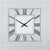 Quadratische Wanduhr mit römischen Ziffern, schwarzem Zifferblatt und Zeigern