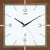 Nahaufnahme Wanduhr-Zifferblatt: goldene 12/3/6/9-Indexe, schwarze und goldene Zeiger