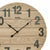 Nahaufnahme runde Wanduhr: Holzoptik, aufgesetzte Zahlen, schwarze Zeiger, AMS