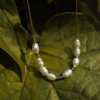 Familytie necklace (pearl/gold) delicate necklace with pearl pendant - Holzkern Model: Jewelry